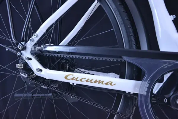 Riemen Das Trekking E-Bikes Gamma von Cucuma mit Riemenantrieb