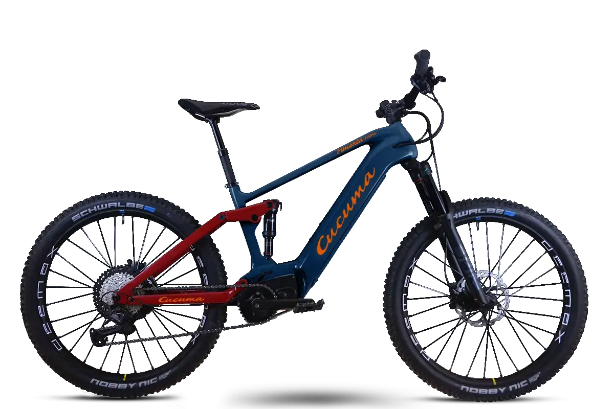 Blau-rotes E-Fully Mountainbike von Cucuma mit robustem Rahmen und breiten Reifen.