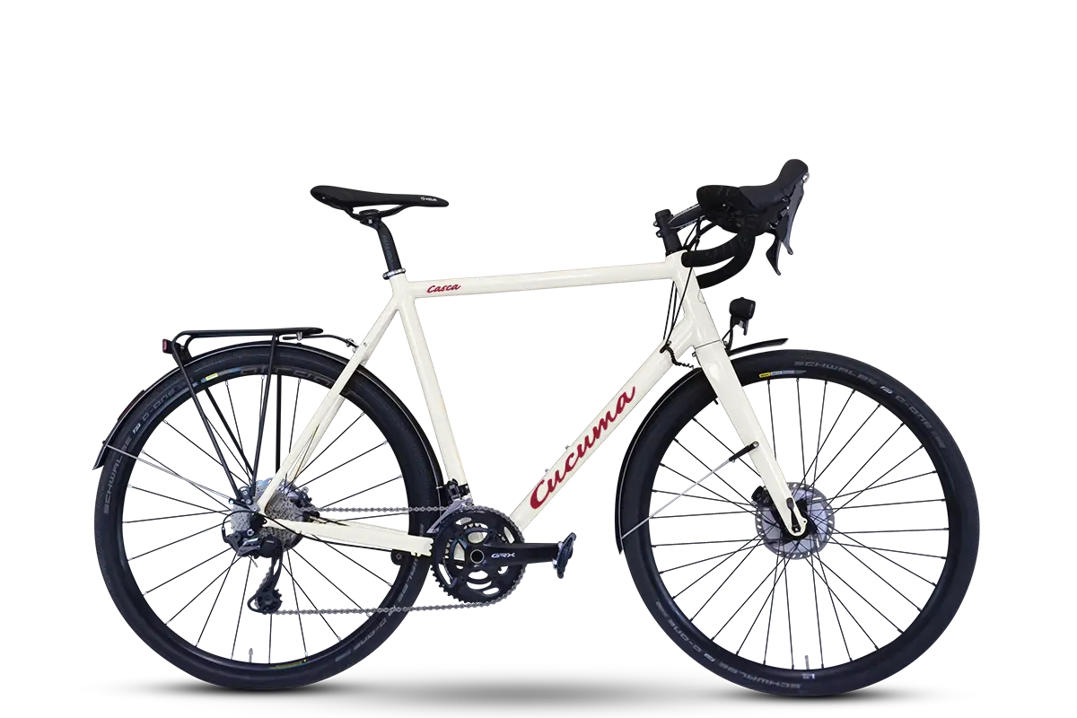 Weißes Damen-Gravel-Bike Cucuma Casca Tour Plus mit Schutzblechen und Gepäckträger