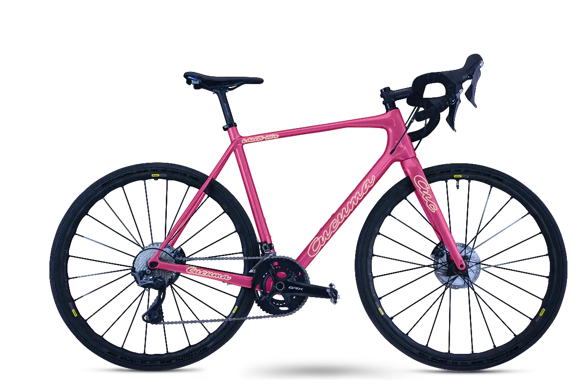 Pinkes Gravel Bike Cucuma mit sportlicher Ausstattung und Rennlenker